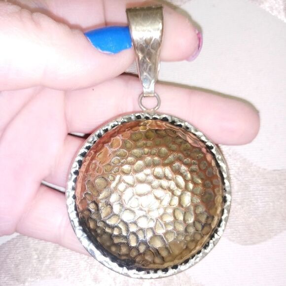 Large round Vintage copper and silver hammered pendant - Picture 5 of 6